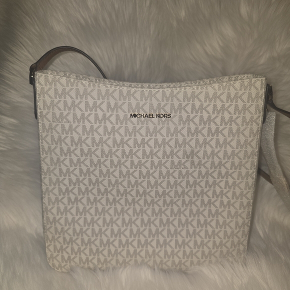 Michael Kors Cream Shoulder Bag - Picture 3 of 13